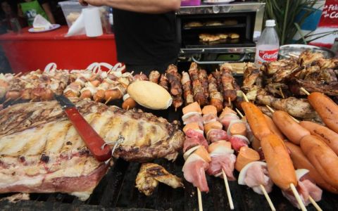 Street vendor serving traditional Chilean street food in Santiago de Chile.