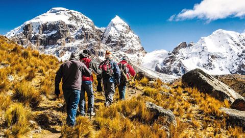 Stunning view of Humantay Lake surrounded by mountains, perfect for beginner trekkers in Cusco.