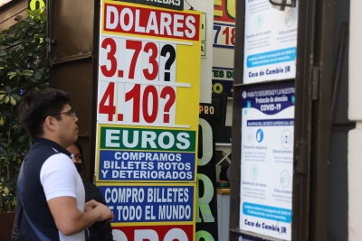 Traveler exchanging money safely and efficiently in Peru.
