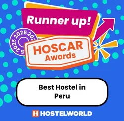 Mejor Hostel en Perú según Hostelworld 2025 otorgado a Pariwana Hostels.