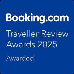Premio Booking Traveler Review 2025 otorgado a Pariwana Hostels.